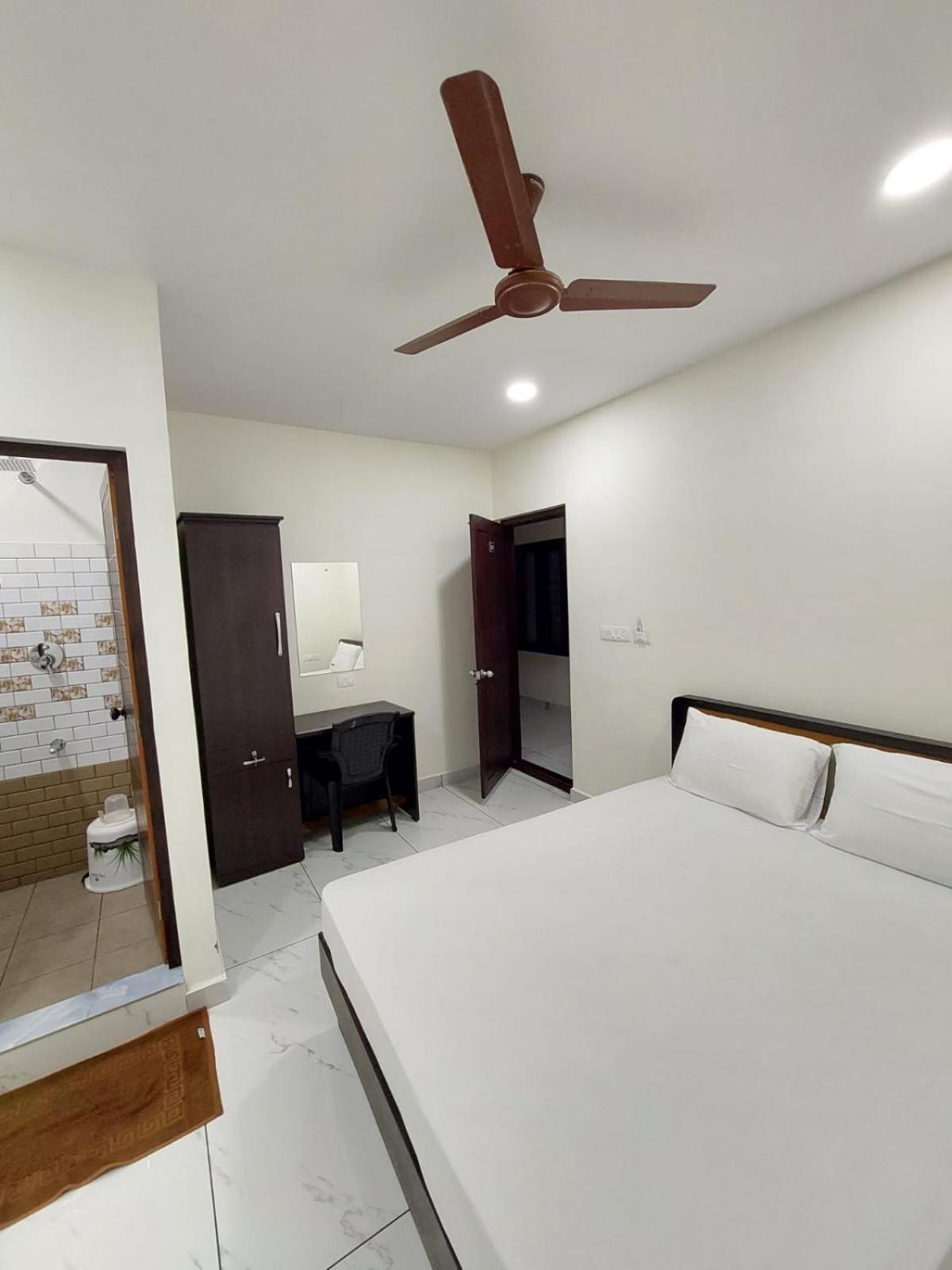 Aman Residency Hotel Thodupuzha Exterior photo